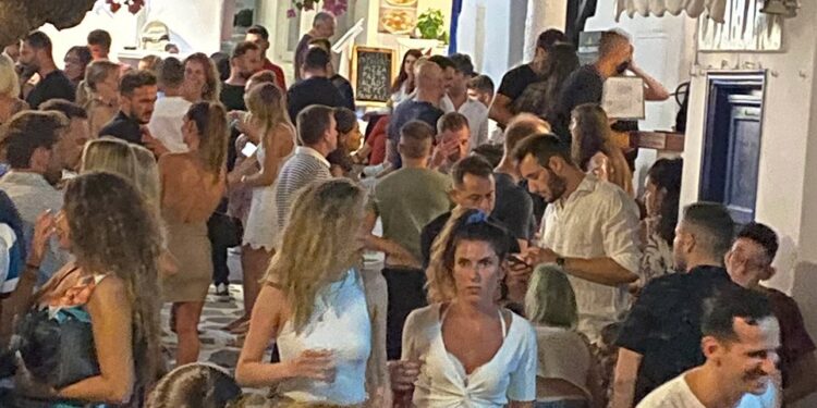 Σε “καραντίνα” Μύκονος και Χαλκιδική – Αυστηρά μέτρα λόγω κρουσμάτων