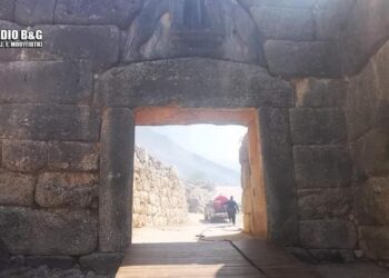 Ξερά χόρτα και έλλειψη πυρασφάλειας στις Μυκήνες – Αποκαλύψεις πυροσβεστών.