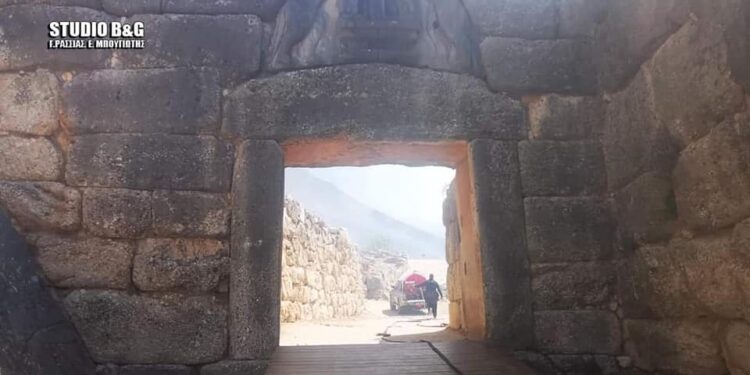 Ξερά χόρτα και έλλειψη πυρασφάλειας στις Μυκήνες – Αποκαλύψεις πυροσβεστών.