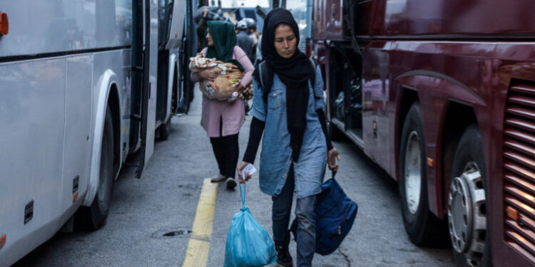 Μετακίνησαν πρόσφυγες από την Μαλακάσα στο Φάληρο λόγω “Ιανού”