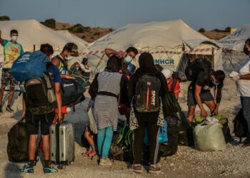 «Αχαρτογράφητα» τα κινητά των μεταναστών στη Λέσβο – Τρέχει τώρα η ΕΥΠ