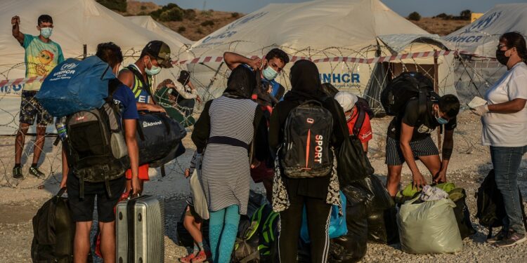 «Αχαρτογράφητα» τα κινητά των μεταναστών στη Λέσβο – Τρέχει τώρα η ΕΥΠ