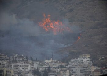 Μεγάλη πυρκαγιά στον Βύρωνα – Μάχη να μην επεκταθεί στο βουνό