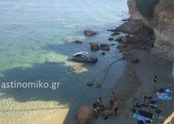 Αυτοκίνητο πέταξε πάνω από λουόμενους στη Βάρκιζα – ΦΩΤΟ