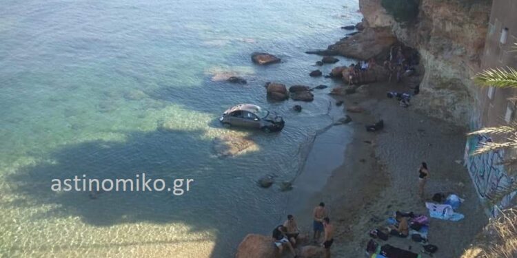 Αυτοκίνητο πέταξε πάνω από λουόμενους στη Βάρκιζα – ΦΩΤΟ