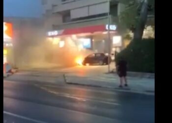 Σταμάτησε το φλεγόμενο αυτοκίνητό της σε βενζινάδικο! – ΒΙΝΤΕΟ