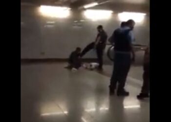 Καταγγελία: Βίντεο με αστυνομικό να κλωτσά άνδρα με σπασμένο πόδι!