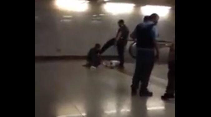 Καταγγελία: Βίντεο με αστυνομικό να κλωτσά άνδρα με σπασμένο πόδι!