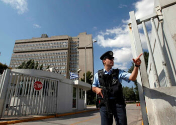 Υπηρεσίες γραφείου οι φρουρές της ΓΑΔΑ και της Κατεχάκη!