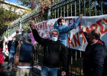 Εντολή ΓΑΔΑ: Απαγορεύονται τα πανό στα κάγκελα του Πολυτεχνείου