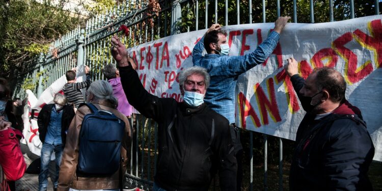 Εντολή ΓΑΔΑ: Απαγορεύονται τα πανό στα κάγκελα του Πολυτεχνείου