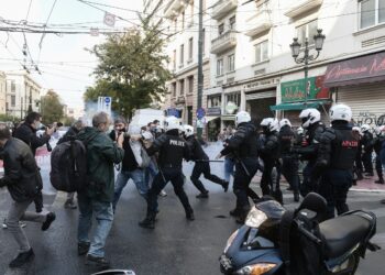 Μάχη μεταξύ ΚΚΕ και ΔΡΑΣΗ στα Προπύλαια – ΦΩΤΟ
