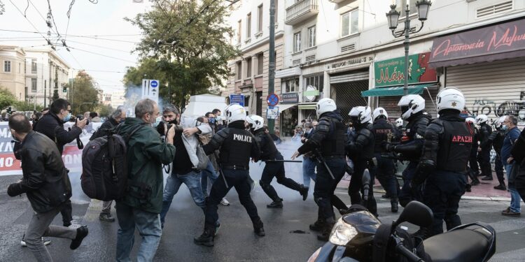 Μάχη μεταξύ ΚΚΕ και ΔΡΑΣΗ στα Προπύλαια – ΦΩΤΟ