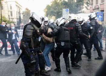 Μάχη μεταξύ ΚΚΕ και ΔΡΑΣΗ στα Προπύλαια – ΦΩΤΟ