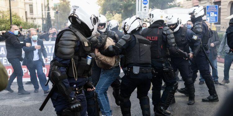 Μάχη μεταξύ ΚΚΕ και ΔΡΑΣΗ στα Προπύλαια – ΦΩΤΟ