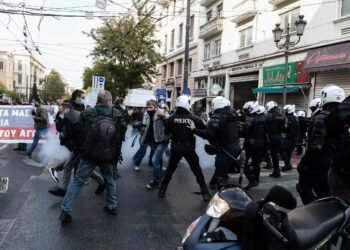 Μάχη μεταξύ ΚΚΕ και ΔΡΑΣΗ στα Προπύλαια – ΦΩΤΟ
