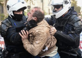 Μάχη μεταξύ ΚΚΕ και ΔΡΑΣΗ στα Προπύλαια – ΦΩΤΟ