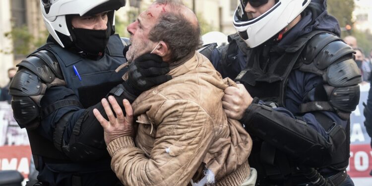 Μάχη μεταξύ ΚΚΕ και ΔΡΑΣΗ στα Προπύλαια – ΦΩΤΟ