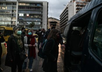 Προσαγωγές σε συγκέντρωση στο Σύνταγμα – ΦΩΤΟ