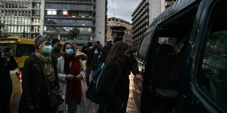 Προσαγωγές σε συγκέντρωση στο Σύνταγμα – ΦΩΤΟ