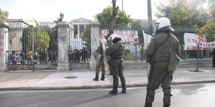 Δεν πρόλαβαν την καταληψη του ΕΜΠ – Υποχώρηση από Χρυσοχοΐδη;