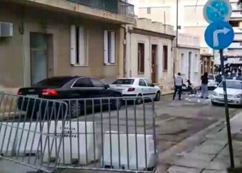 “Επίσκεψη” μελών του Ρουβίκωνα στο ΑΤ Κολωνού – Πέταξαν τρικάκια