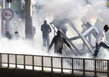 Σκληρές μάχες μεταξύ διαδηλωτών και αστυνομίας στο Παρίσι – ΒΙΝΤΕΟ