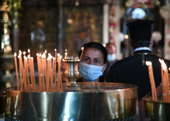 Συμπλοκή μεταξύ αστυνομικών και πιστών σε εκκλησία της Χαλκιδικής!