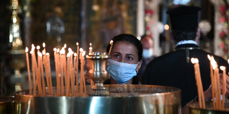Συμπλοκή μεταξύ αστυνομικών και πιστών σε εκκλησία της Χαλκιδικής!