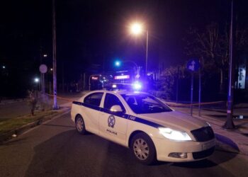 Επίθεση με μολότοφ σε περιπολικό στα Πετράλωνα