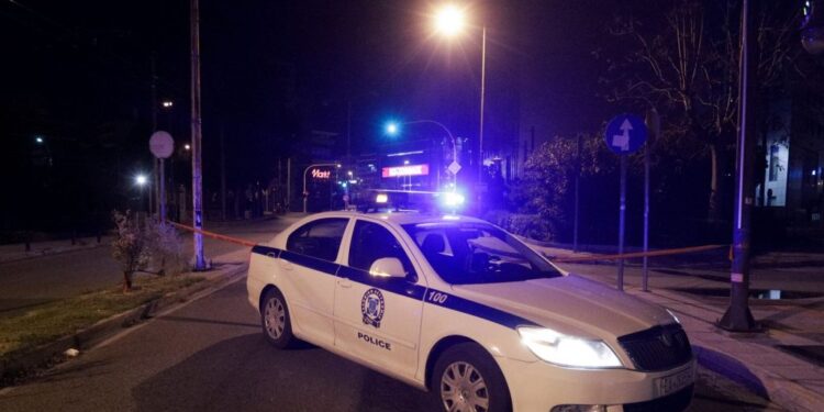 Επίθεση με μολότοφ σε περιπολικό στα Πετράλωνα