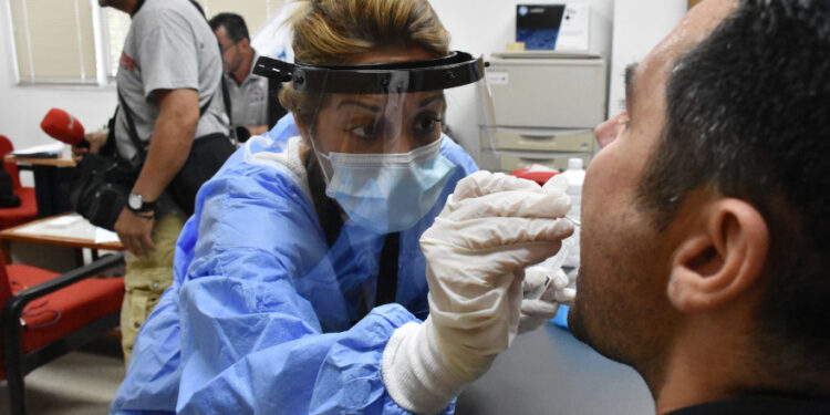 Οι μαύρες τρύπες των τεστ για τον κορωνοϊό και η ατομική ευθύνη μας