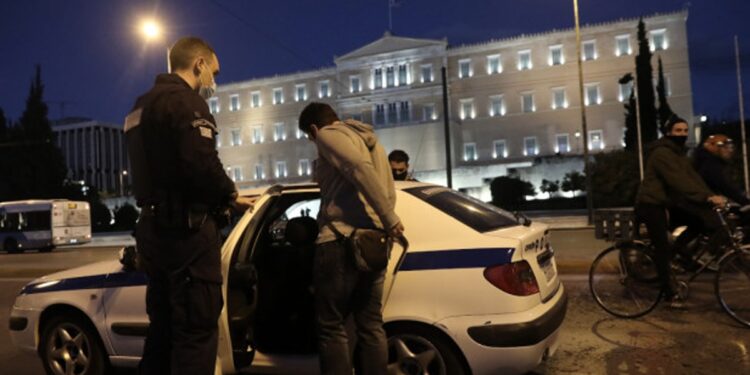 Αυτόφωρο και εξακοσάρια πρόστιμο για 14 “αρνητές της μάσκας”