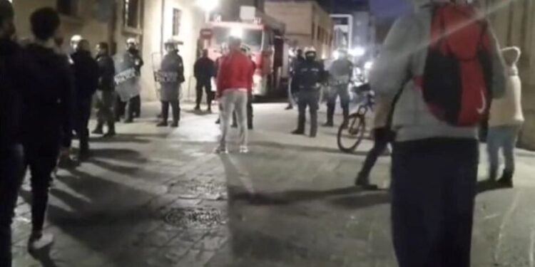 Συλλήψεις στη συγκέντρωση διαμαρτυρίας στη Ρόδο για το lockdown