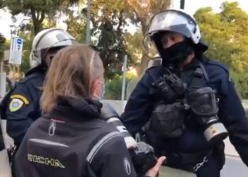 “Μπλόκο” στους φωτορεπόρτερ από τα ΜΑΤ στο Πολυτεχνείο – ΒΙΝΤΕΟ