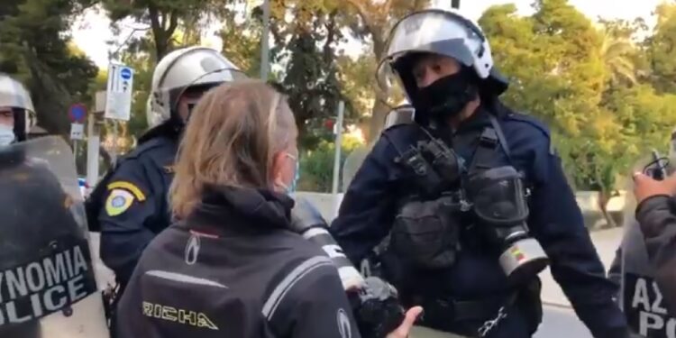 “Μπλόκο” στους φωτορεπόρτερ από τα ΜΑΤ στο Πολυτεχνείο – ΒΙΝΤΕΟ