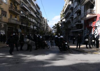 Ασφυκτικός αστυνομικός κλοιός και προσαγωγές στα Εξάρχεια