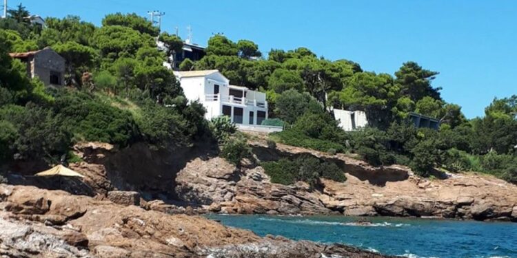 Επεισόδιο με τηλεοπτικό συνεργείο του Mega στο εξοχικό Τσίπρα