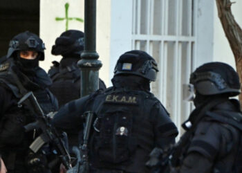 Γλίστρησε μέσα από τον αστυνομικό κλοιό ο ένοπλος στην Αγία Βαρβάρα