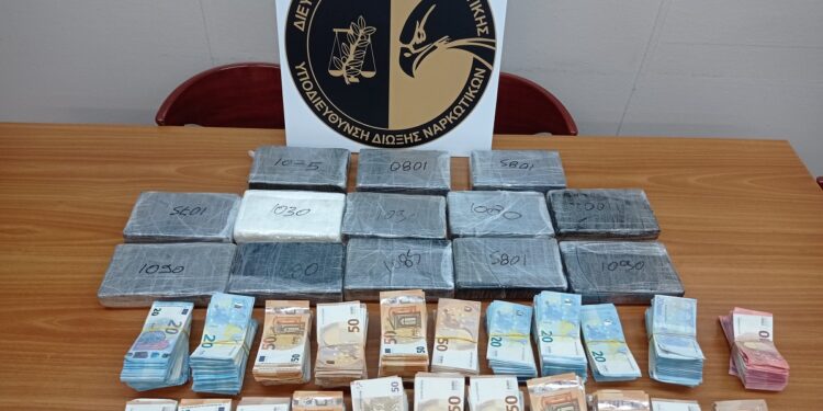 Νταλίκα – βαποράκι με δεκαπέντε κιλά κοκαΐνη – ΒΙΝΤΕΟ