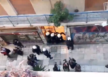 Κρότου λάμψης μέσα σε πολυκατοικία από άνδρες της ΔΡΑΣΗ – BINTEO