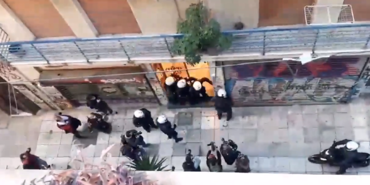 Κρότου λάμψης μέσα σε πολυκατοικία από άνδρες της ΔΡΑΣΗ – BINTEO