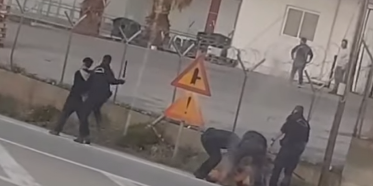 Σε διαθεσιμότητα οι αστυνομικοί που κακοποίησαν μετανάστες στην Λέσβο