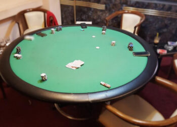 Πυροτεχνουργός της ΕΛΑΣ συνελήφθη σε παράνομη λέσχη στην Ηλιούπολη