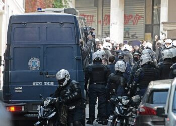 Ασφυκτικός αστυνομικός κλοιός και προσαγωγές στα Εξάρχεια