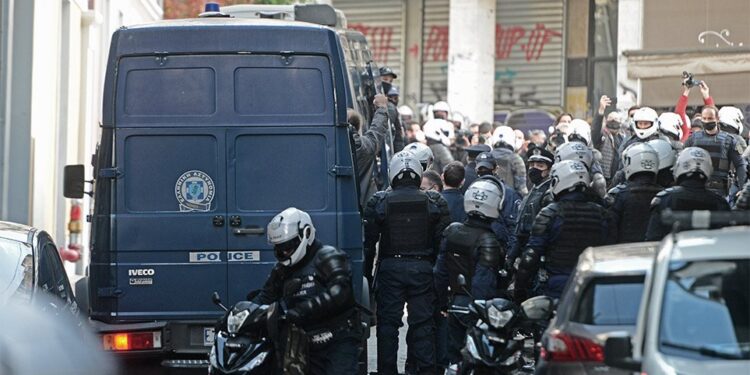 Ασφυκτικός αστυνομικός κλοιός και προσαγωγές στα Εξάρχεια