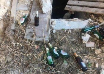 Βόμβες μολότοφ θαμμένες σε αυλή στα Εξάρχεια – ΦΩΤΟ