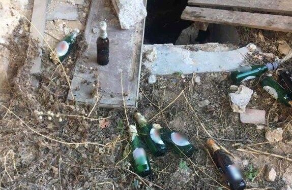 Βόμβες μολότοφ θαμμένες σε αυλή στα Εξάρχεια – ΦΩΤΟ