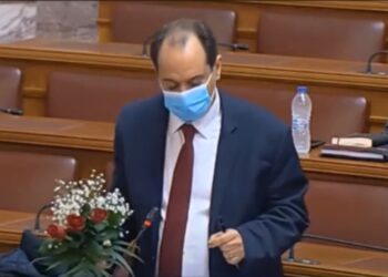 Ανθοδέσμες και κόντρες στη Βουλή για τις καταγγελίες περί αστυνομικής βίας