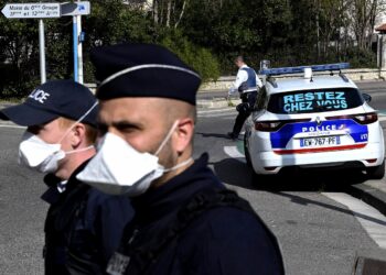 Γαλλία: Τρεις αστυνομικοί τραυματίες σε κορωνοπάρτι με 2.000 άτομα